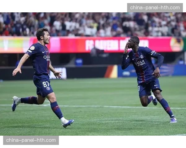 镜头记录：斯特拉斯堡小球迷为客队精彩进球鼓掌