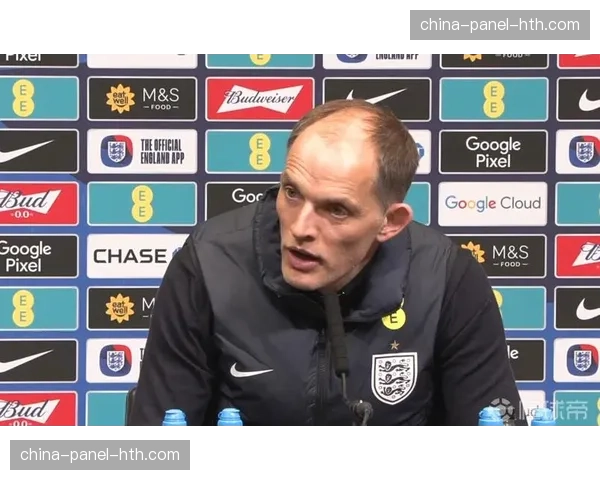 战术镜头：拜仁主帅图赫尔在场边用手势指挥基米希位置前压